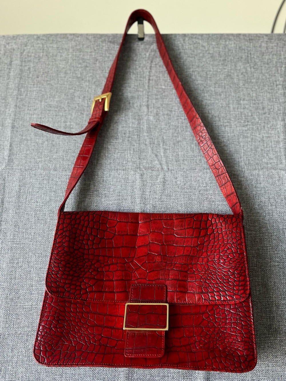 Vintage Oro Vittadini Red Croc-Embossed Shoulder Bag with Gold Buckle
